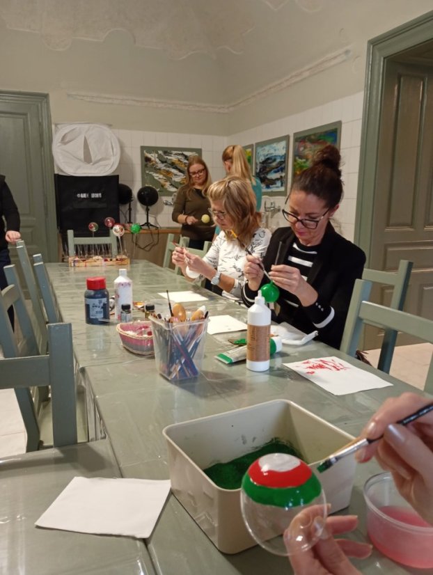 51108-WORKSHOP FÚKANIA, STRIEBRENIA ÉS MAĽOVANIA KARÁCSONYI DÍSZEK