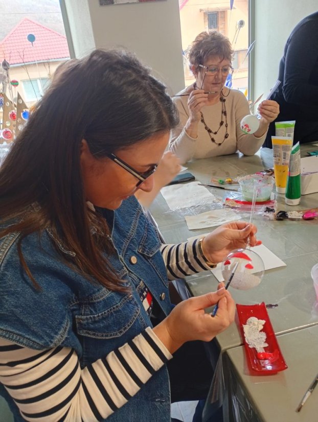 51122-WORKSHOP FÚKANIA, STRIEBRENIA A MAĽOVANIA VIANOČNÝCH OZDÔB