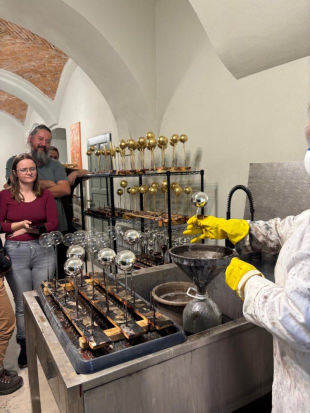 51122-WORKSHOP FÚKANIA, STRIEBRENIA A MAĽOVANIA VIANOČNÝCH OZDÔB