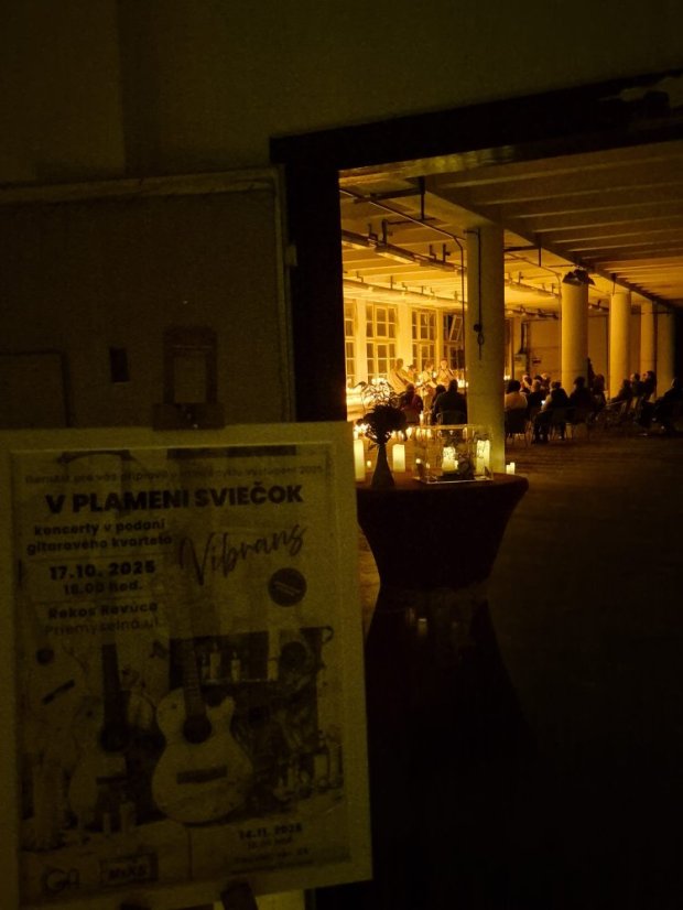 51017-Hegedűkvartett "Vibrans" a gyertyák lángjában Revúcán