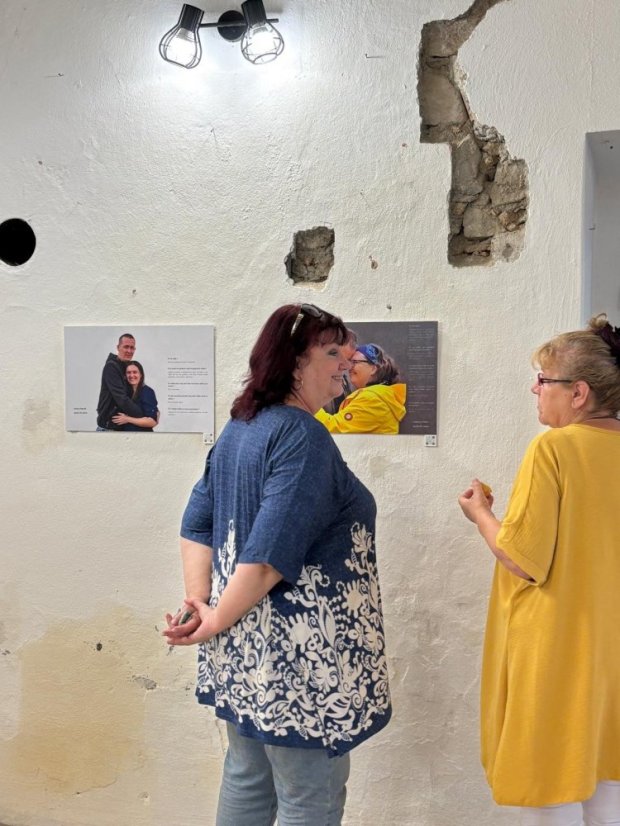 50802-Vernisage a kiállításhoz "Ami összeköt minket" beszélgetésekkel, 2.8.25, Štítnik