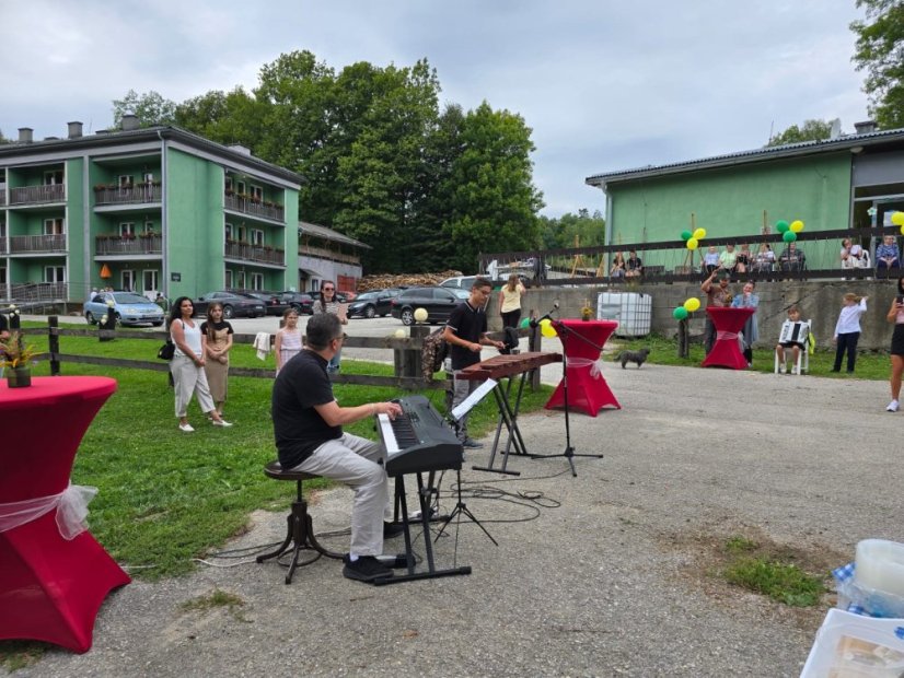 50911-Malerei, Musik, Gulasch und Sauerkrautsuppe im Zálesák Betliar, 11.9.2025