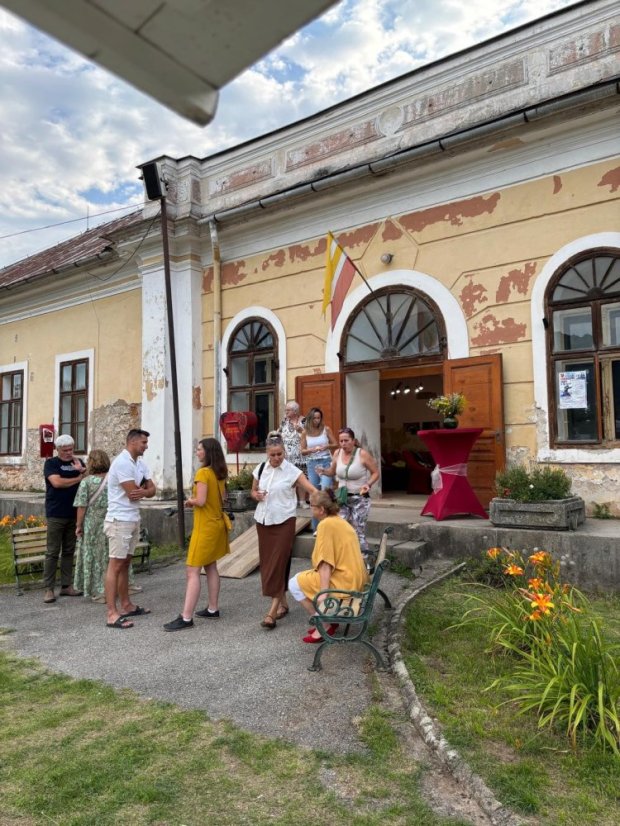 50802-Vernisage a kiállításhoz "Ami összeköt minket" beszélgetésekkel, 2.8.25, Štítnik