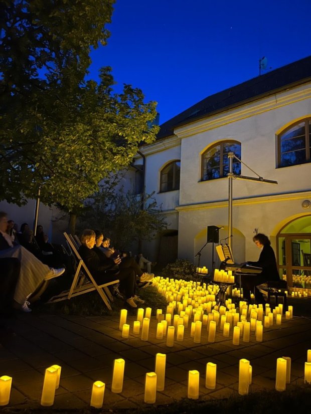 50502-Konzert im Kerzenlicht - Parks und Gärten, Jelšava, 2.5.2025
