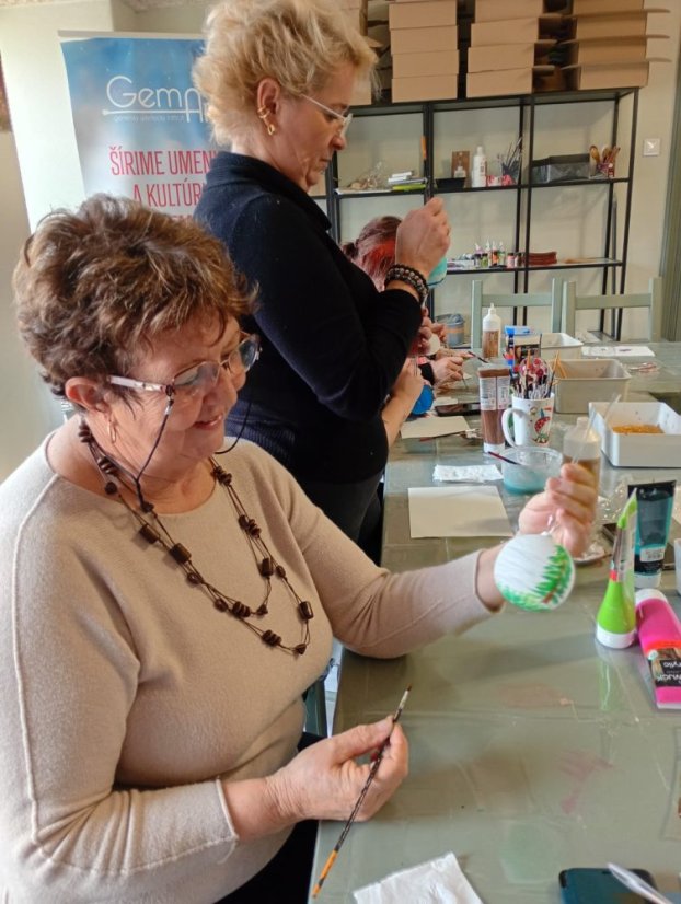 51122-WORKSHOP FÚKANIA, STRIEBRENIA A MAĽOVANIA VIANOČNÝCH OZDÔB