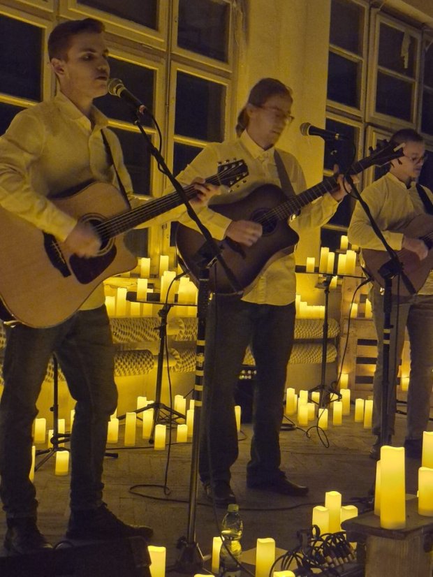 51017-Hegedűkvartett "Vibrans" a gyertyák lángjában Revúcán