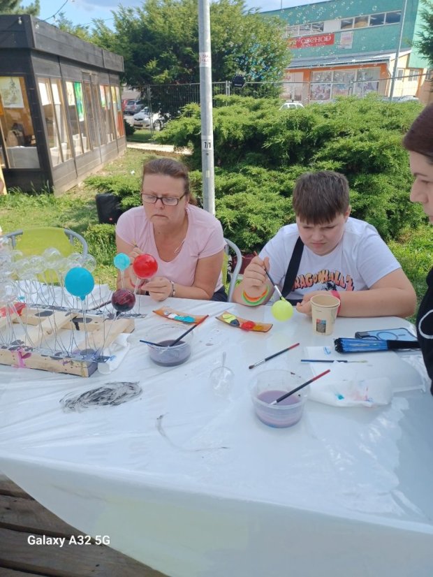 50724-ART PARK, üvegfestés, Revúca, 2025.07.24.