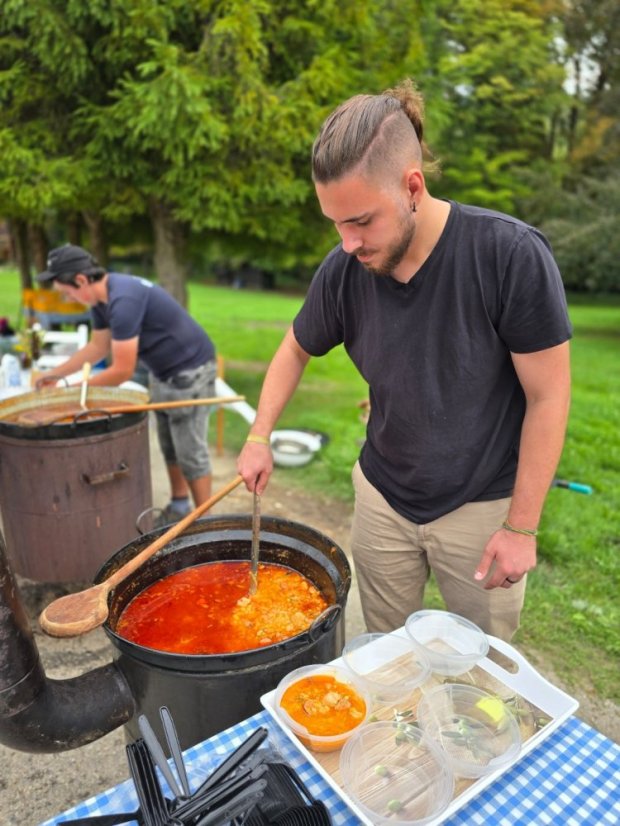 50911-Malerei, Musik, Gulasch und Sauerkrautsuppe im Zálesák Betliar, 11.9.2025