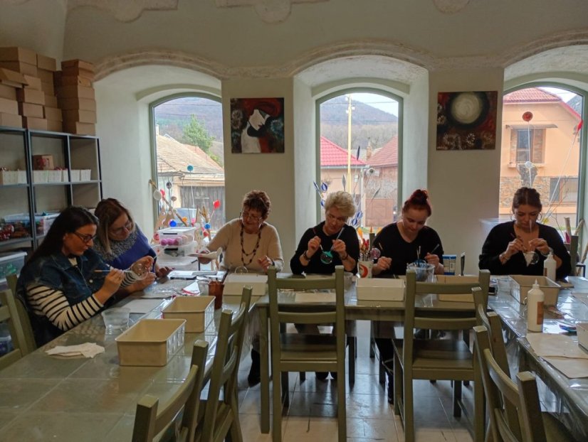 51122-WORKSHOP FÚKANIA, STRIEBRENIA A MAĽOVANIA VIANOČNÝCH OZDÔB