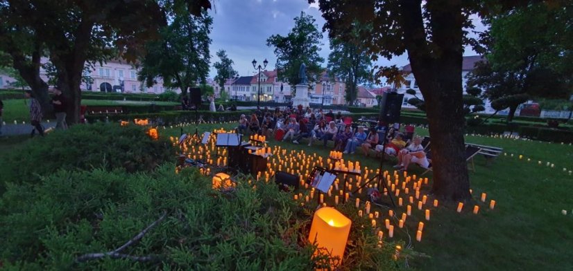 50503-Konzert im Licht der Kerzen - Park Rimavská Sobota, 3.5.2025