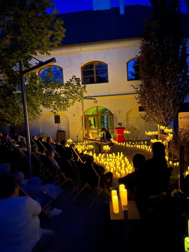 50502-Konzert im Kerzenlicht - Parks und Gärten, Jelšava, 2.5.2025