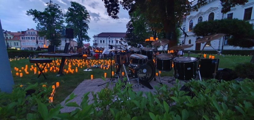 50503-Konzert im Licht der Kerzen - Park Rimavská Sobota, 3.5.2025
