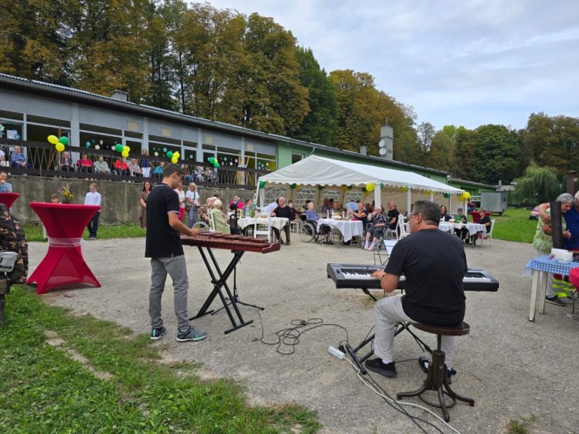 50911-Malerei, Musik, Gulasch und Sauerkrautsuppe im Zálesák Betliar, 11.9.2025