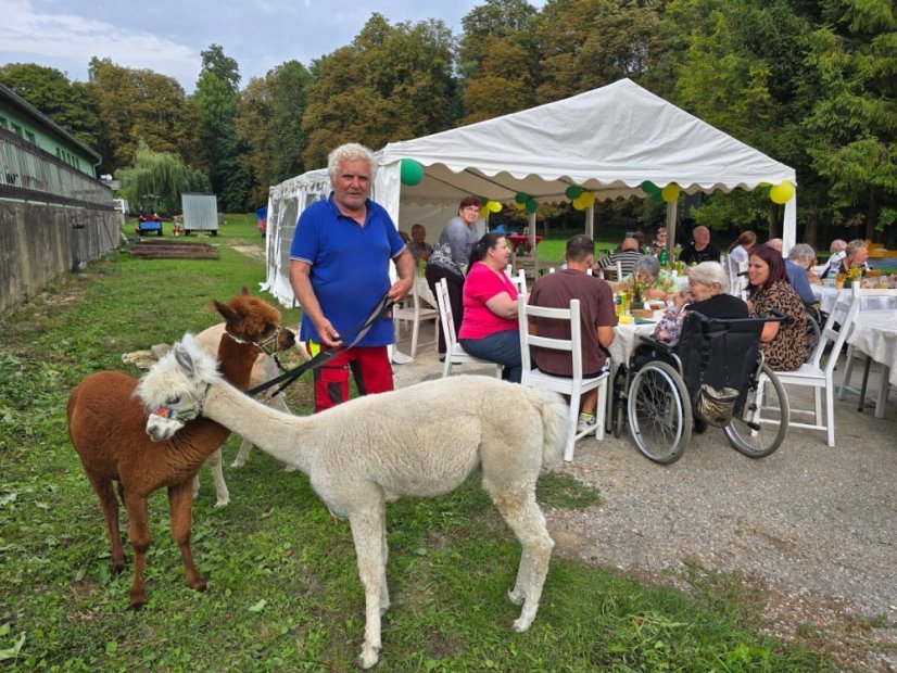 50911-Malerei, Musik, Gulasch und Sauerkrautsuppe im Zálesák Betliar, 11.9.2025