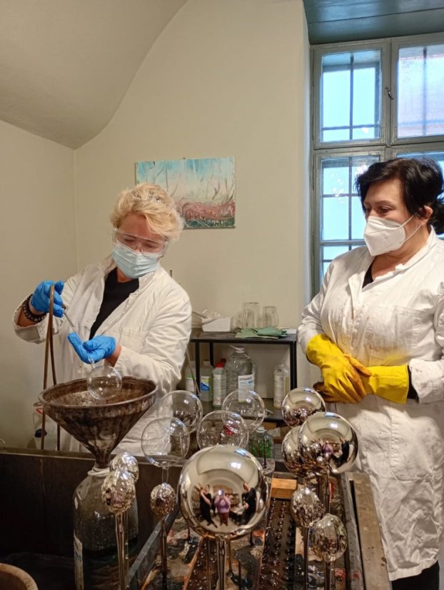 51122-WORKSHOP FÚKANIA, STRIEBRENIA A MAĽOVANIA VIANOČNÝCH OZDÔB